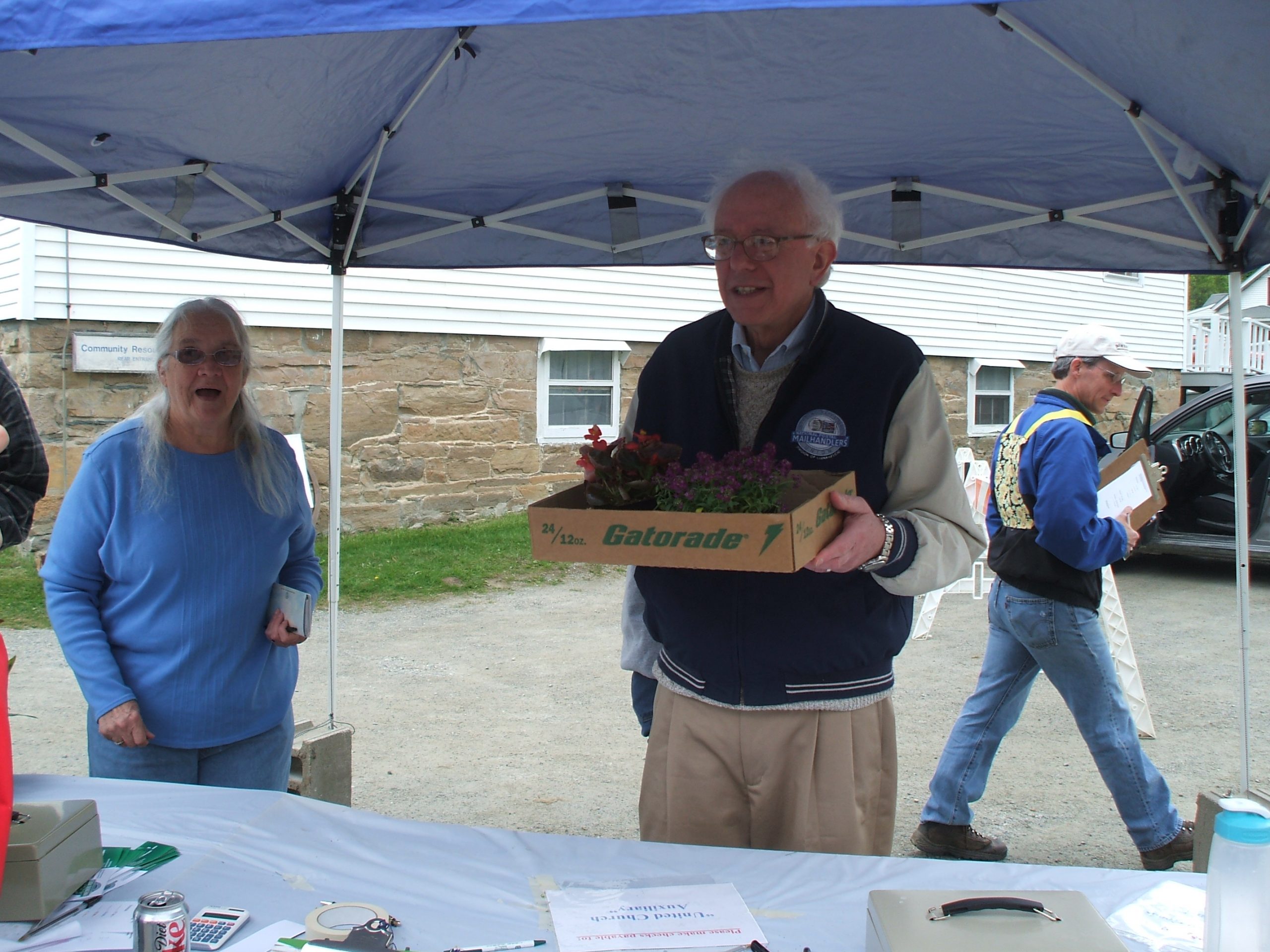 Read more about the article Sanders Stops By Hinesburg Town Yard Sale