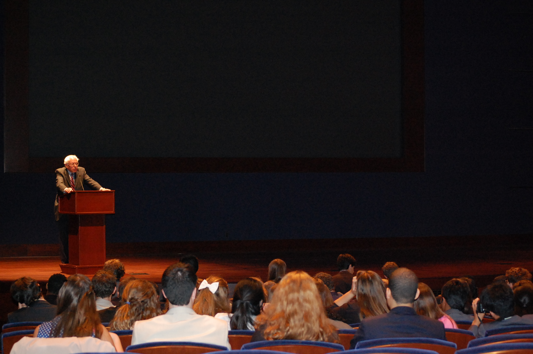 Read more about the article Sen. Sanders speaks with members of the Junior Statesmen Summer School