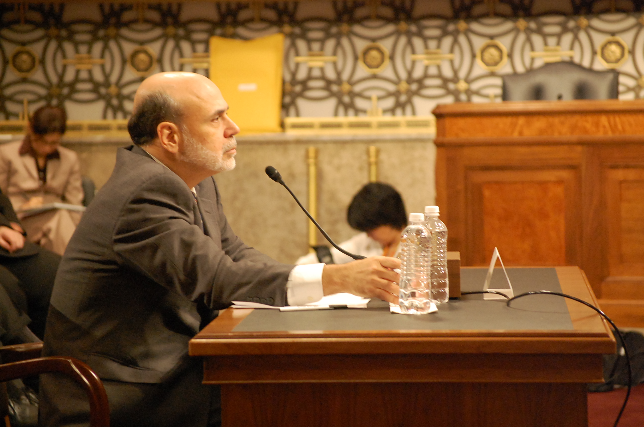 Read more about the article Sen. Sanders questions Fed Chairman Ben Bernanke