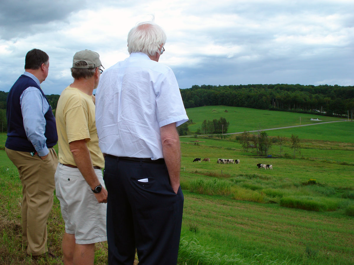 Read more about the article Senator Sanders’ Tour of Pellet Boiler and Switchgrass Research at VTC